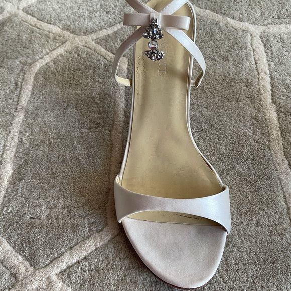 White Satin heels - Picture 3 of 4
